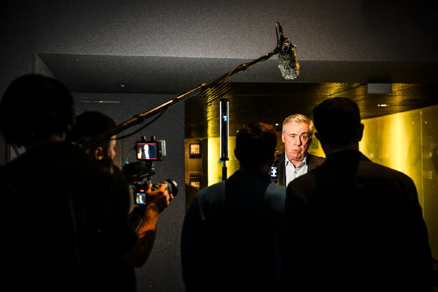 Ora sisudo, ora risonho, o Mister concede entrevistas em português e surpreende por sinceridade - Alexandre Battibugli/Placar