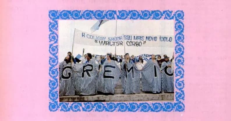 Com o fundo rosa, o registro da Torcida Coligay do Grêmio nas páginas de Placar - Reprodução/Placar