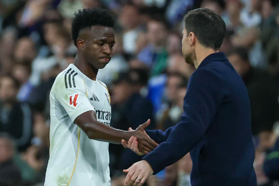 Vinicius Júnior é cumprimendado por Xabi Alonso após ser vaiado pelo Santiago Bernabéu - Kiko Huesca/EFE