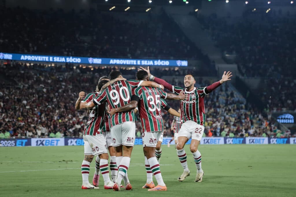Com pintura de Lucho Acosta, Fluminense supera expulsão e vence o Botafogo