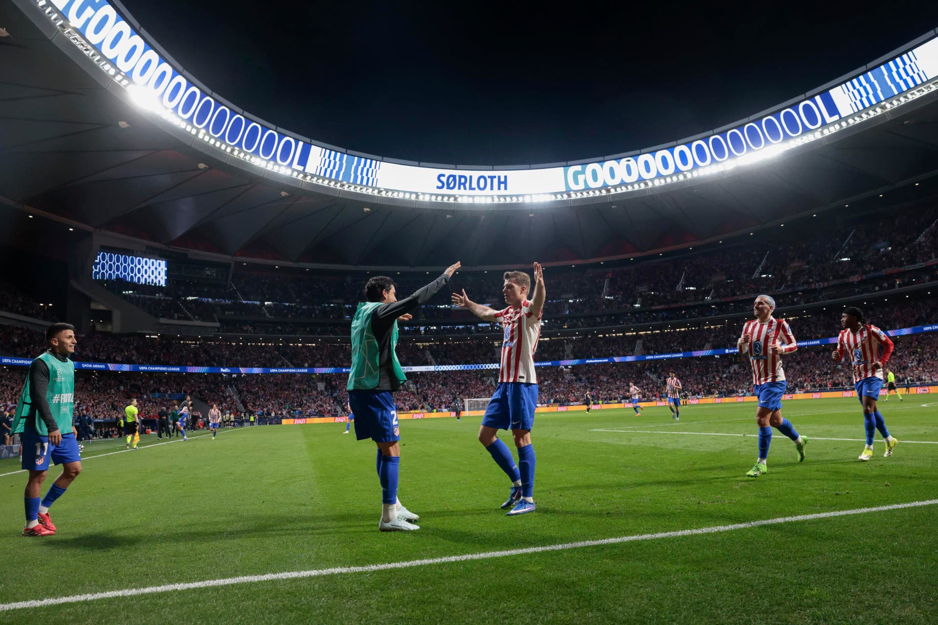 Sorloth comemora o terceiro gol, selando classificação tranquila aos colchoneros - EFE/Juanjo Martín