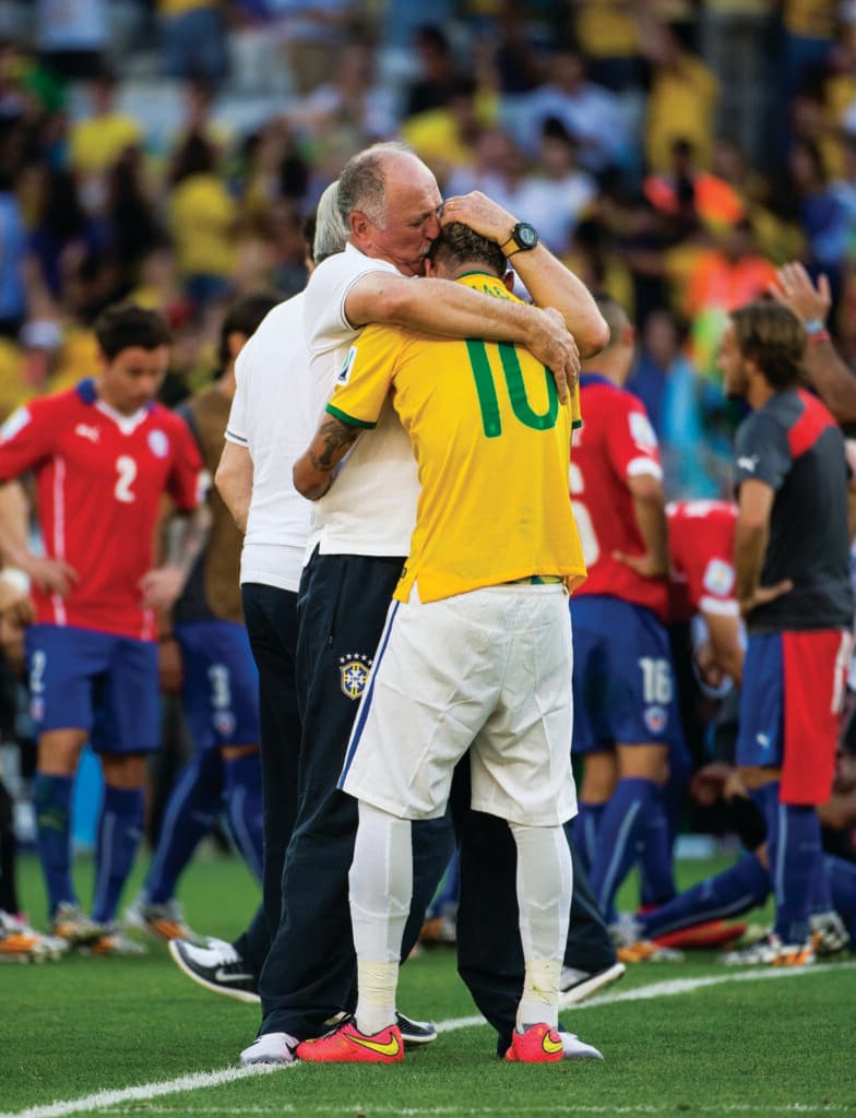 Neymar chorando de emoção e sendo confortado pelo técnico Felipão após vitória nos pênaltis sobre o Chile, pelas oitavas da Copa do Mundo de 2014, no Mineirão - Alexandre Battibugli/PLACAR