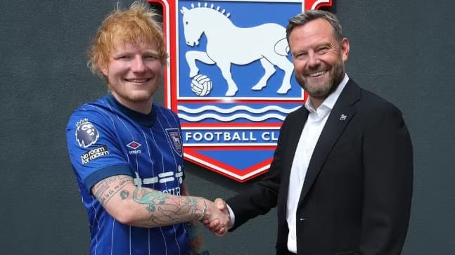 Ed Sheeran com a camiseta do Ipswich Town - Divulgação/Ipswich Town
