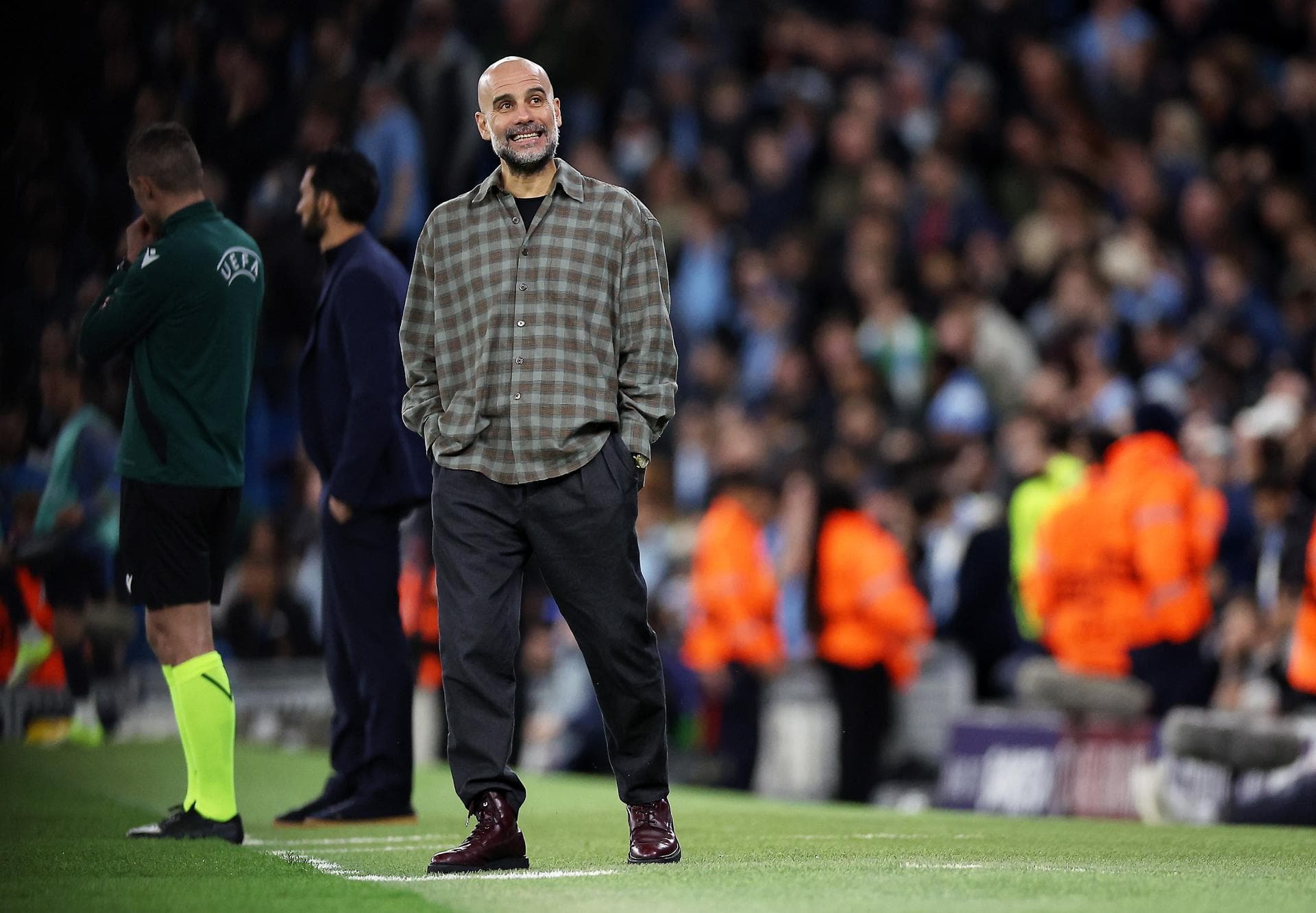 Pep Guardiola com sua camisa xadrez na eliminação para o Real Madrid - EFE/EPA/ADAM