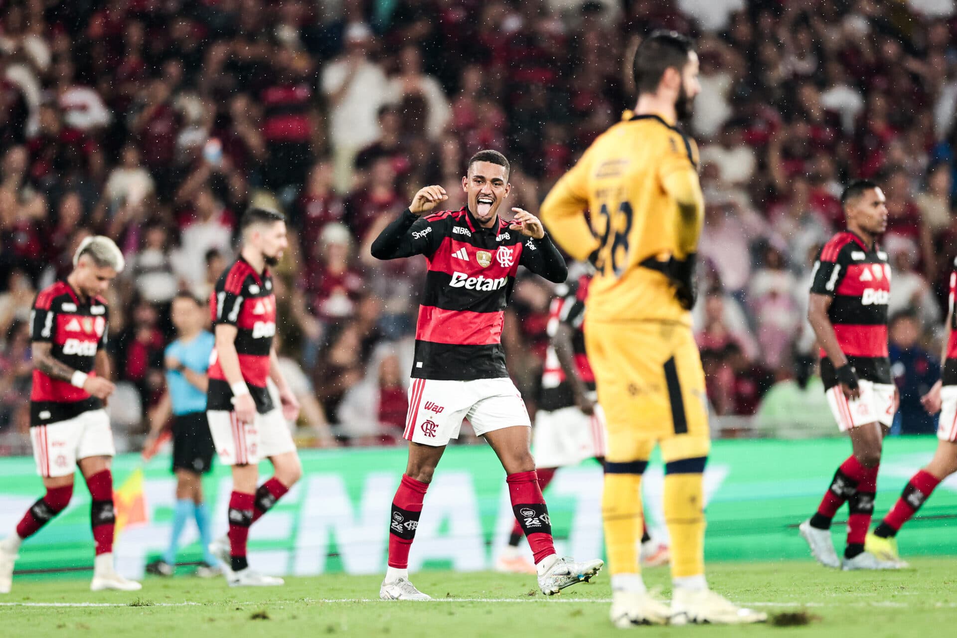 Samuel Lino comemora gol contra o Remo no Maracanã - Gilvan de Souza/Flamengo