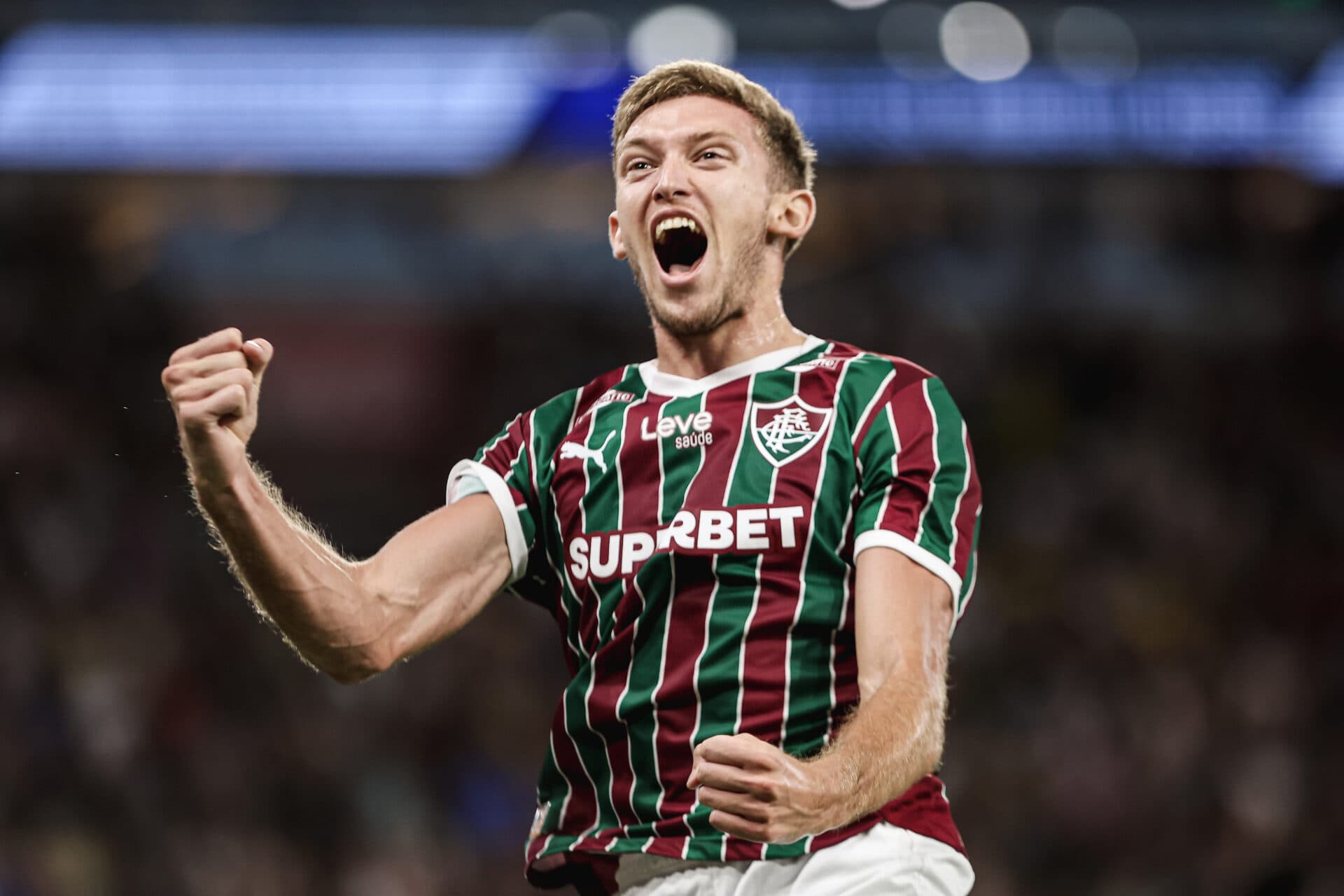 Fluminense supera Atlético-MG e encosta na liderança