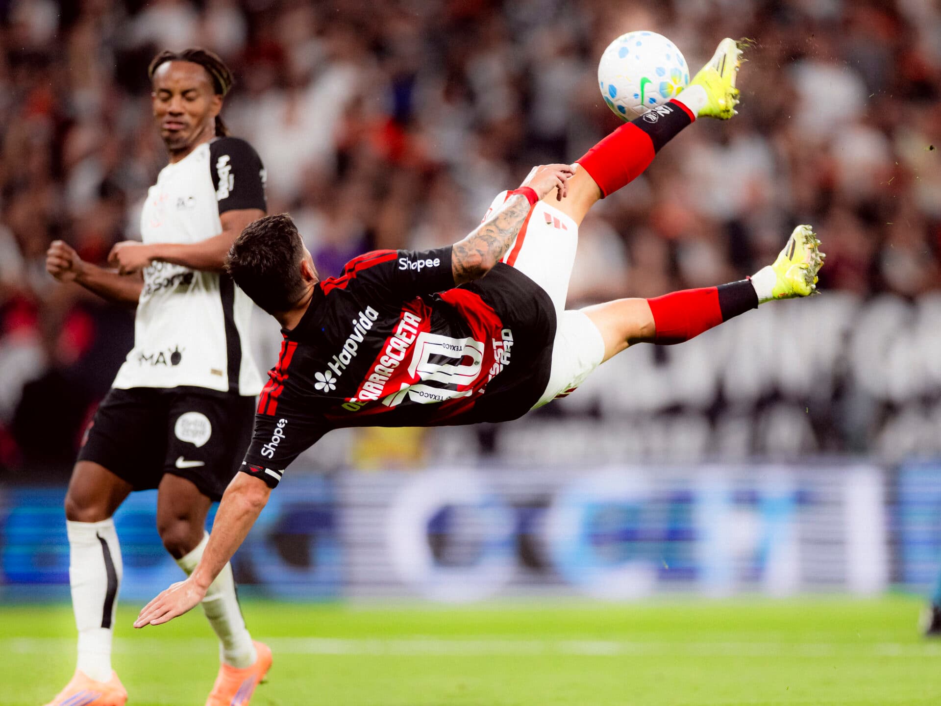 Voleio de Arrascaeta, do Flamengo, parou em grande defesa de Hugo Souza, do Corinthians - Adriano Fontes/Flamengo