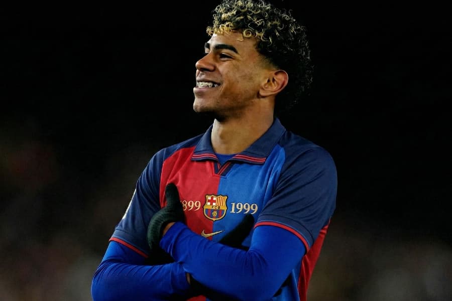 Lamine Yamal com camiseta retrô do Barcelona (imagem editada por IA) - EFE/Alejandro García 