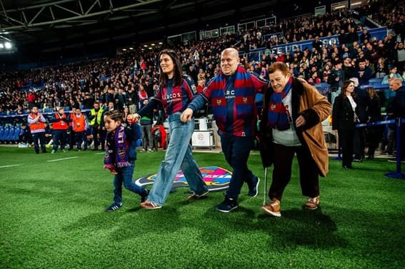 Família em campo durante jogo pelo Campeonato Espanhol - Divulgação/LaLiga
