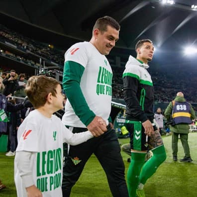 Família de torcedores do Real Betis entra em campo ao lado do atacante Antony - Divulgação/LaLiga