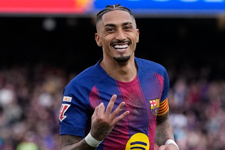 Raphinha, do Barcelona, comemora os três gols contra o Sevilla - EFE/ Enric Fontcuberta