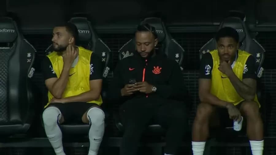 Memphis Depay é denunciado no STJD por uso de celular