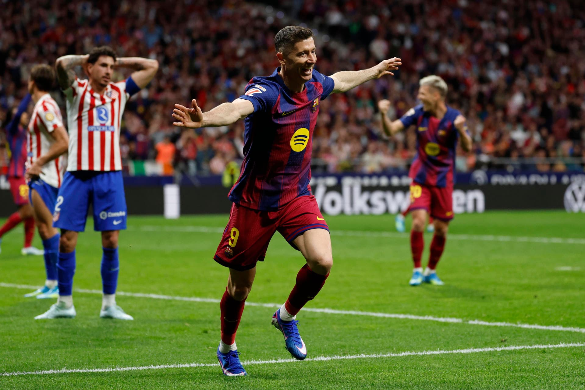 Robert Lewandowski celebra o gol do Barcelona na casa do Atlético de Madrid pela LaLiga - EFE/Mariscal
