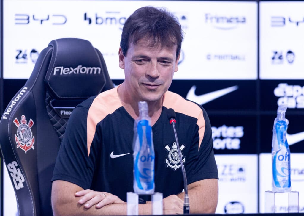 Início sem sofrer gols indica Diniz mais equilibrado no Corinthians