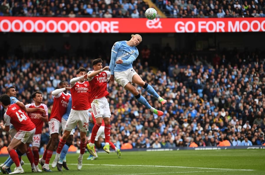 Haaland mais alto que a zaga na vitória do City sobre o Arsenal - PETER POWELL/EFE