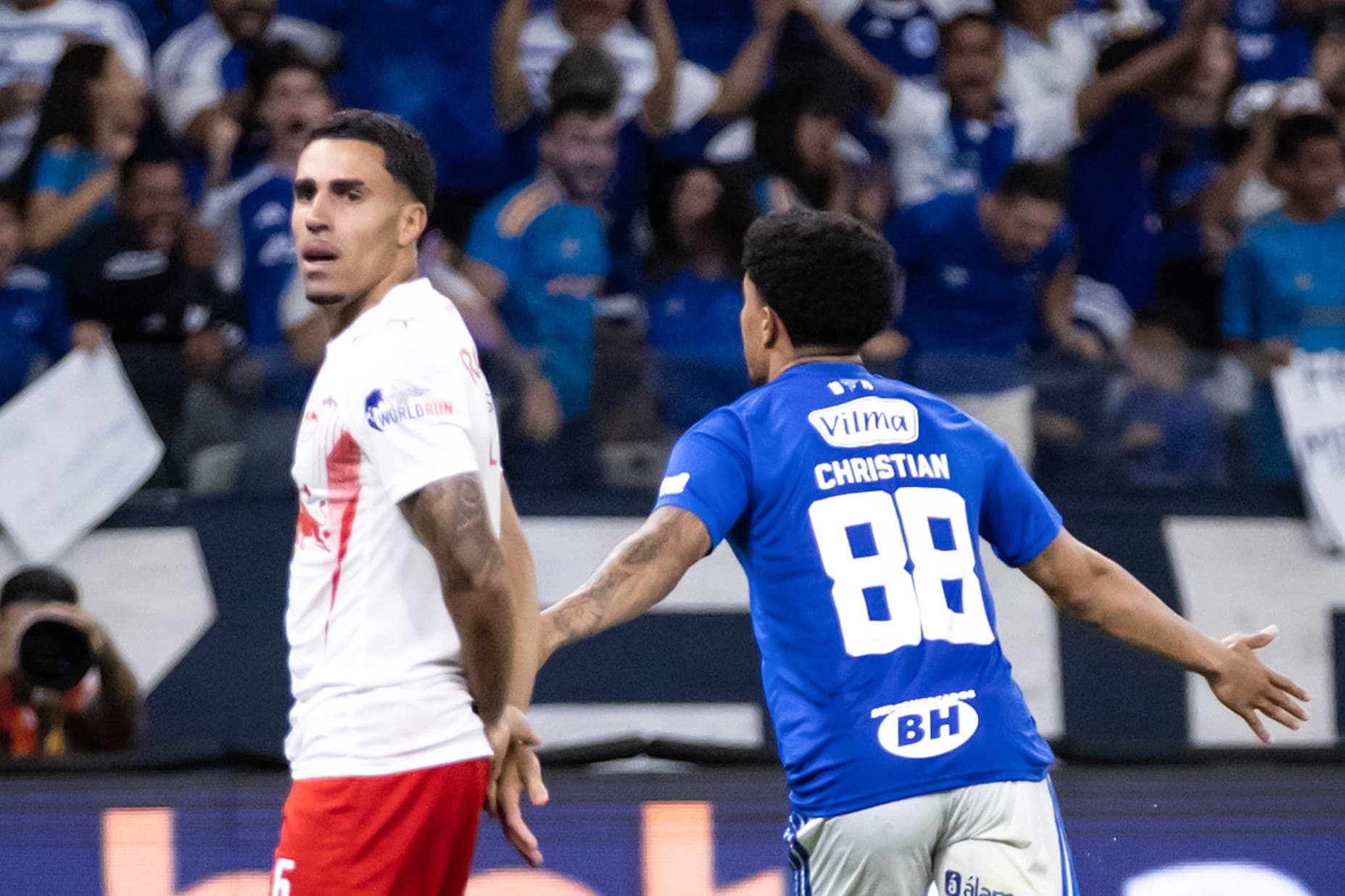 De virada, Cruzeiro supera RB Bragantino e respira no Brasileirão