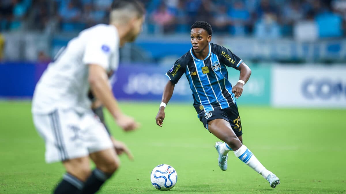 Ex-joia do Grêmio ganha espaço e mira titularidade no Porto