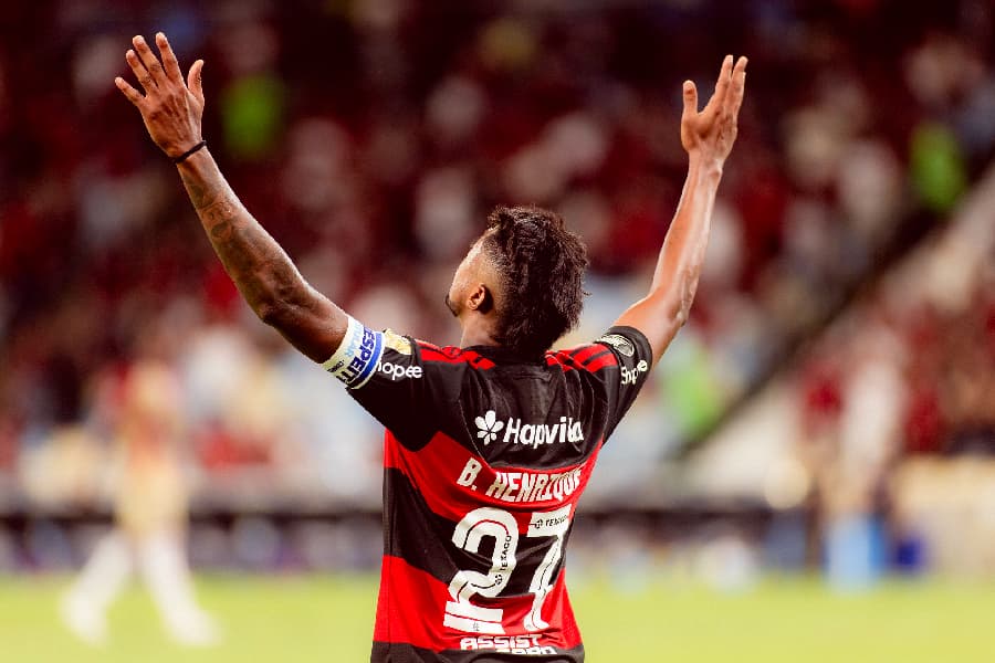 Bruno Henrique ganhará busto na sede do Flamengo