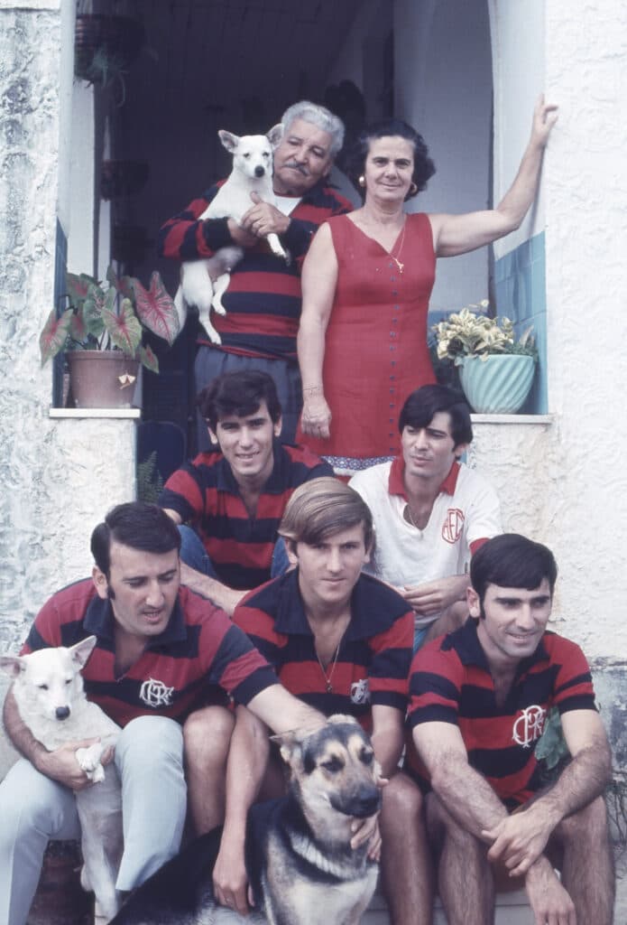 Edu com seus irmãos, Tonico, Antunes, Zico e Nando, e seus pais, dona Matilde e seu José Antunes Coimbra, conselheiro do Flamengo (arquivo pessoal/acervo PLACAR)