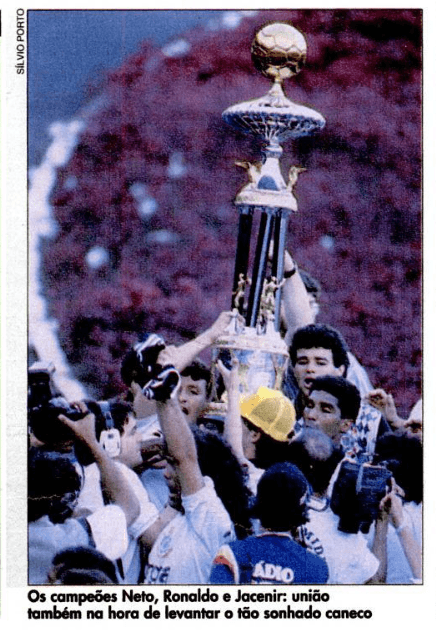 Corinthians com a taça de campeão brasileiro em 1990 - PLACAR/Reprodução