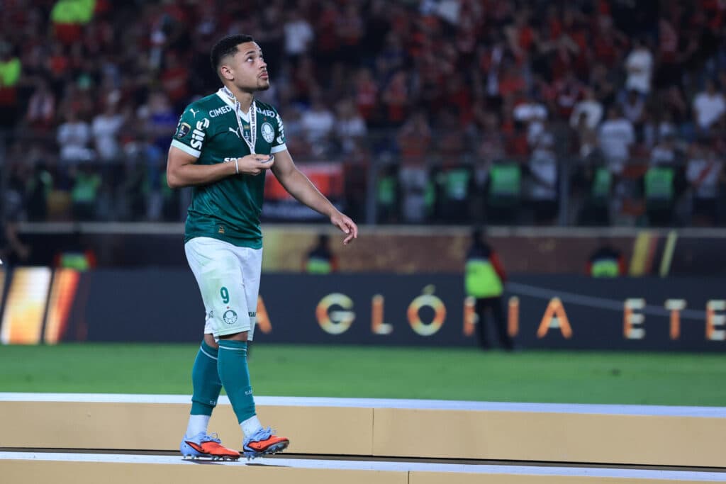 Vitor Roque após a derrota do Palmeiras para o Flamengo na final da Libertadores de 2025 - Buda Mendes/Getty Images