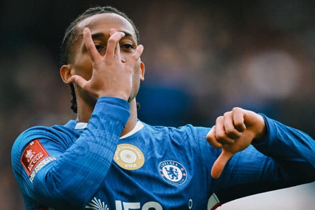 Fora da convocação, João Pedro é eleito jogador da temporada no Chelsea