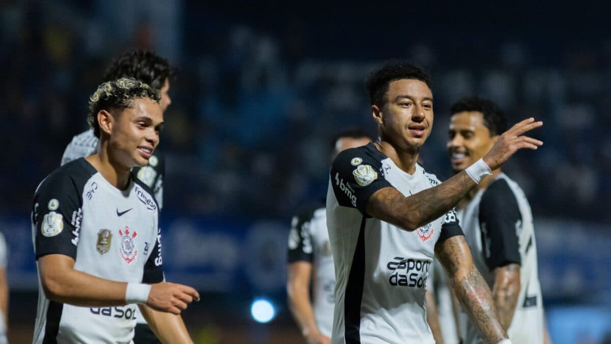 Lingard fratura costela e treina separado no Corinthians