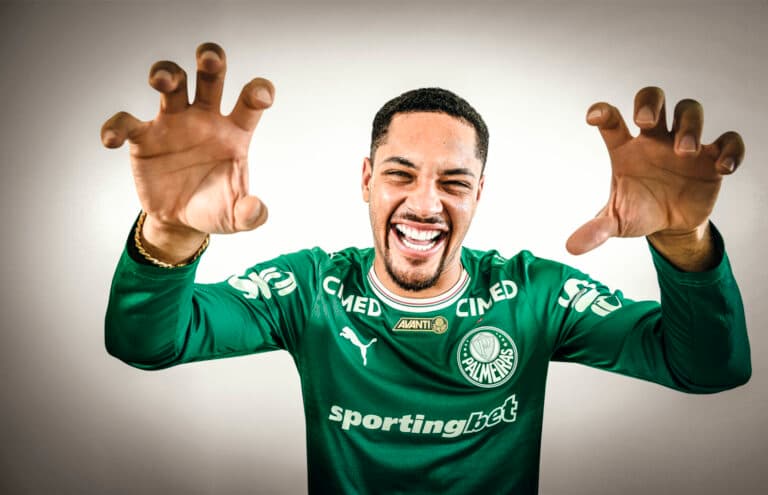Vitor Roque exalta psicóloga do Palmeiras e usa sorriso como ‘jogo mental’
