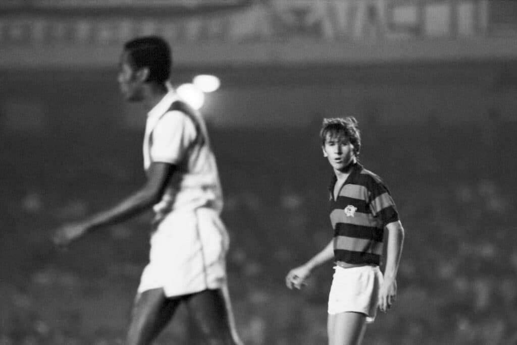 Zico durante jogo entre Flamengo x Vasco, pelo Campeonato Carioca de 1971 - (Fernando Pimentel/acervo PLACAR)
