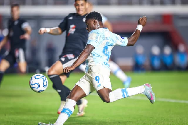 Com show de Amuzu, Grêmio atropela Deportivo Riestra e assume a liderança