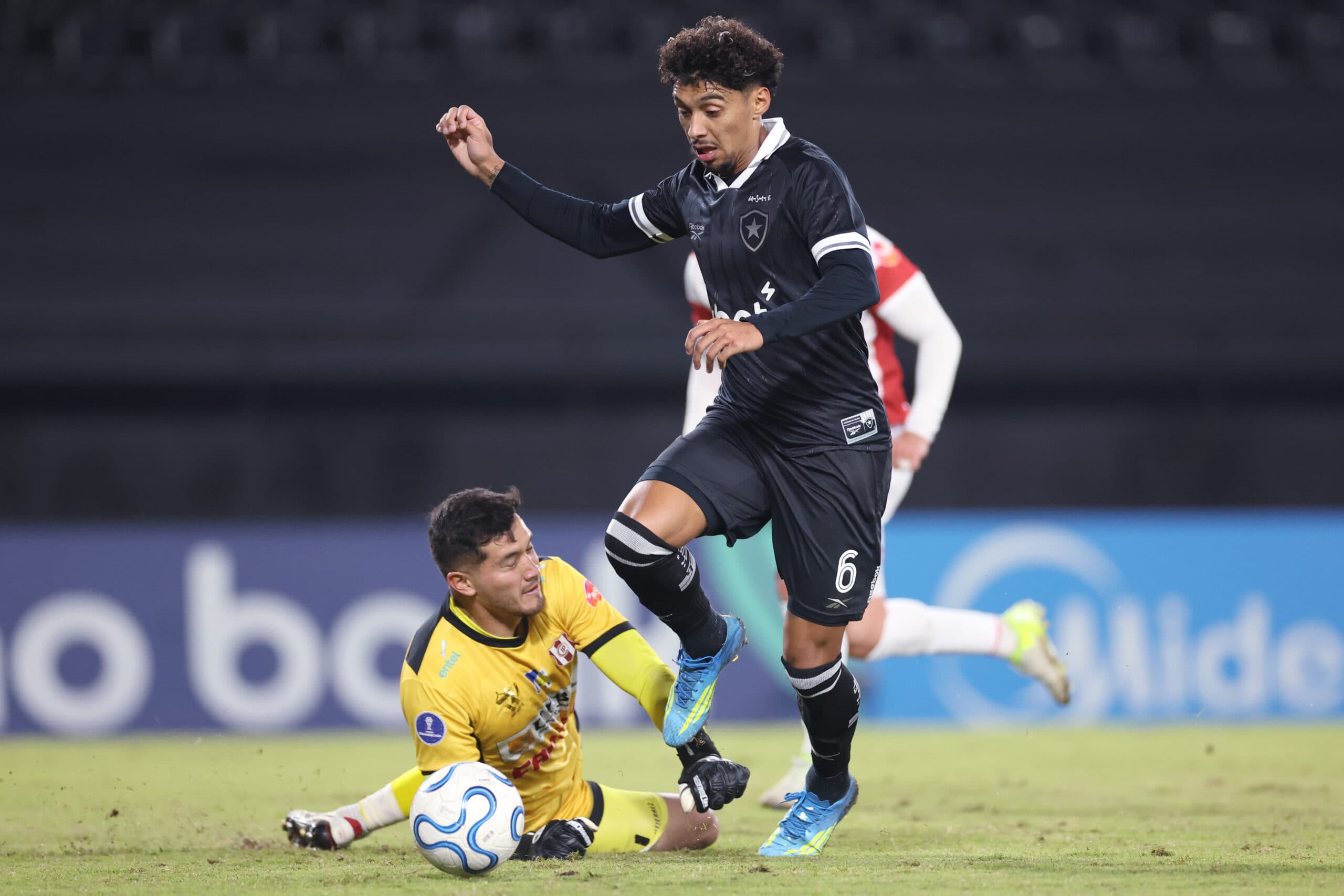 Botafogo bate Independiente Petrolero e avança na Sula