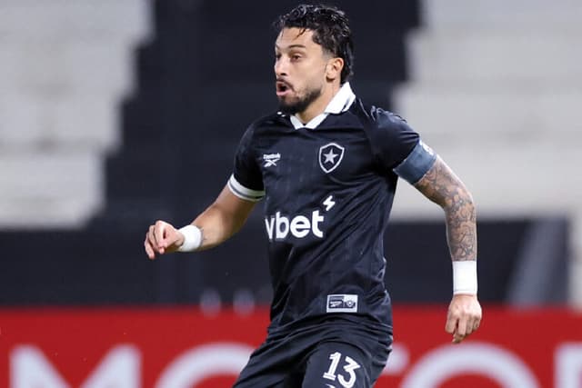 Alex Telles nega conversas para renovar com o Botafogo; confira