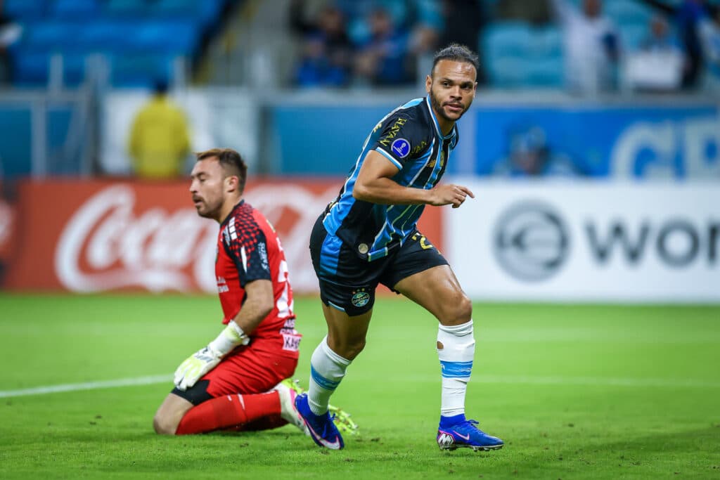 Grêmio domina Palestino e sonha com vaga direta na Sula