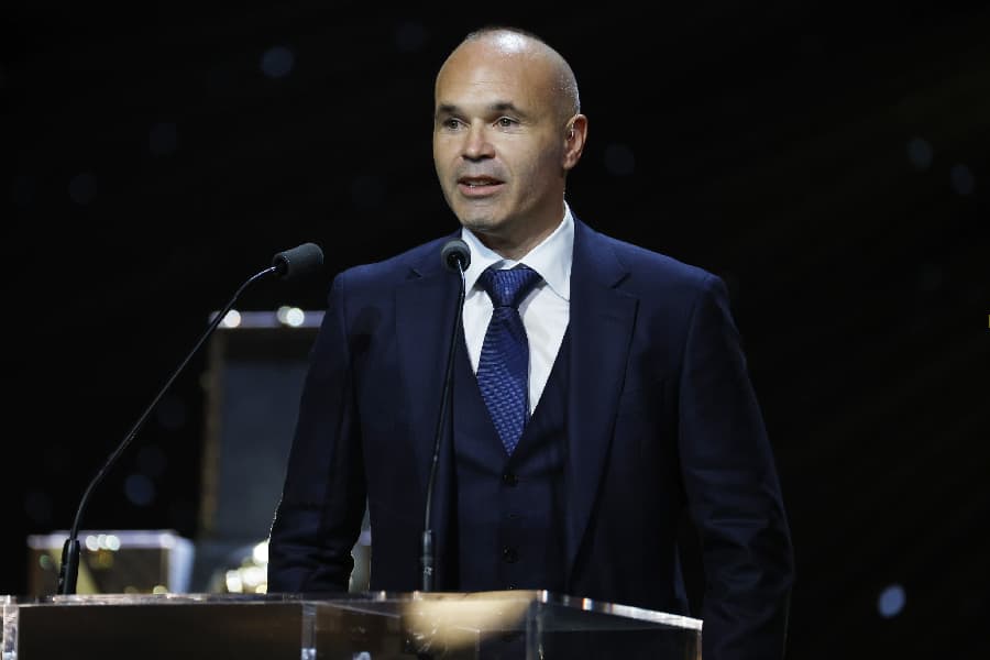 Iniesta fica perto de assumir primeiro clube como técnico; veja