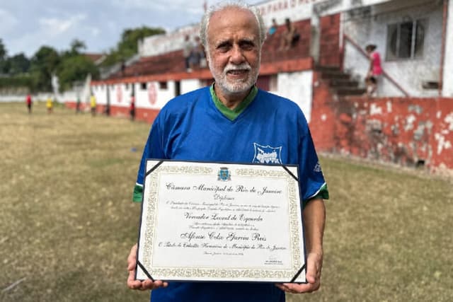 Afonsinho, ídolo do Botafogo, recebe título no Rio de Janeiro