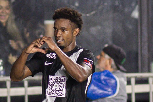 Thiago Mendes faz golaço, Vasco vence Athletico-PR e respira no Brasileirão