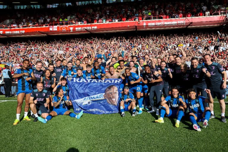 Bournemouth celebra vaga na Liga Europa com ‘Avião Rayan’