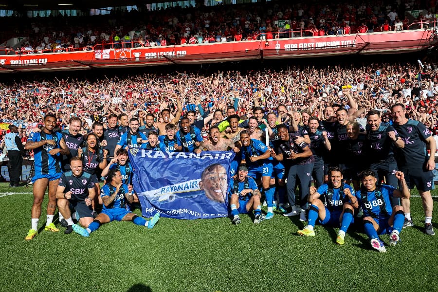 Bournemouth celebra vaga na Liga Europa com ‘Avião Rayan’
