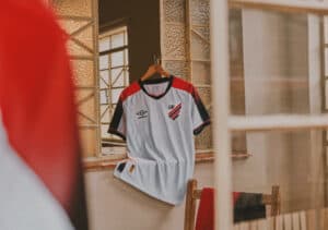 Athletico Paranaense apresentaa nova camisa oficial 2 com olhar contemporâneo sobre a tradição do clube - Divulgação/Umbro