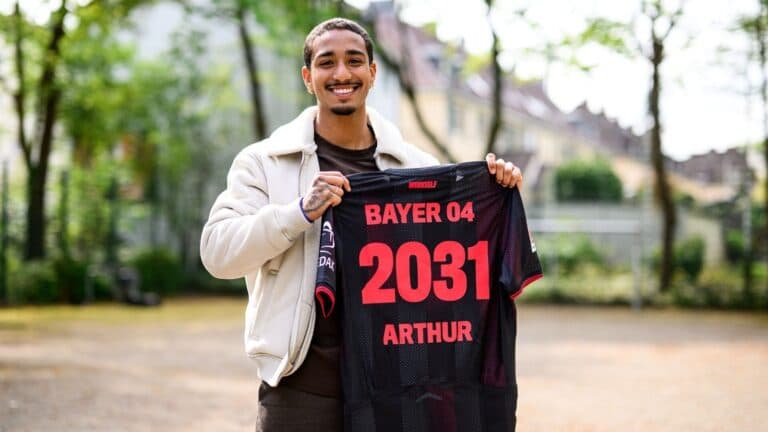 Bayer Leverkusen renova contrato com o brasileiro Arthur até 2031