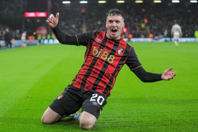 Bournemouth afasta Álex Jiménez após denúncia de mensagens para menina de 15 anos