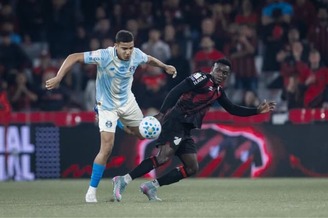 Teran salva no fim e Athletico empata com Grêmio em jogo tenso