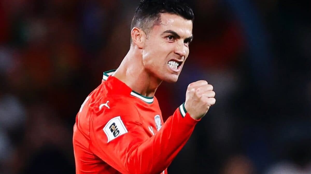 Em votação popular, Cristiano Ronaldo de 2008 é eleito o melhor Bola de Ouro da história