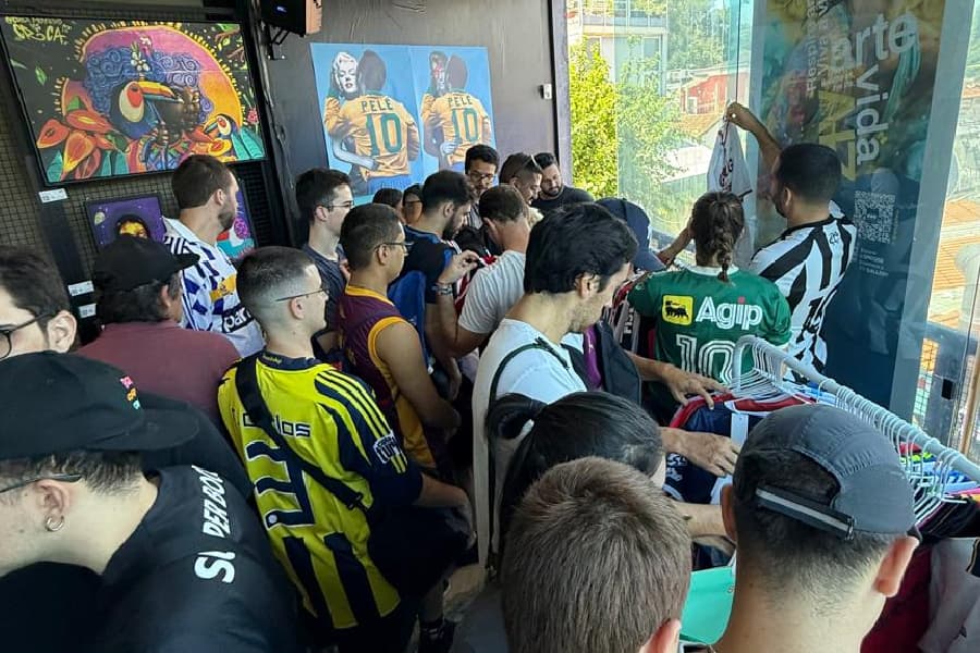 Beco do Batman recebe encontro de troca de camisas e figurinhas