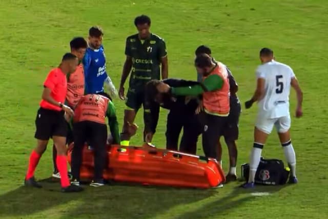 Maqueiro chuta zagueiro em Maringá x Santa Cruz pela Série C