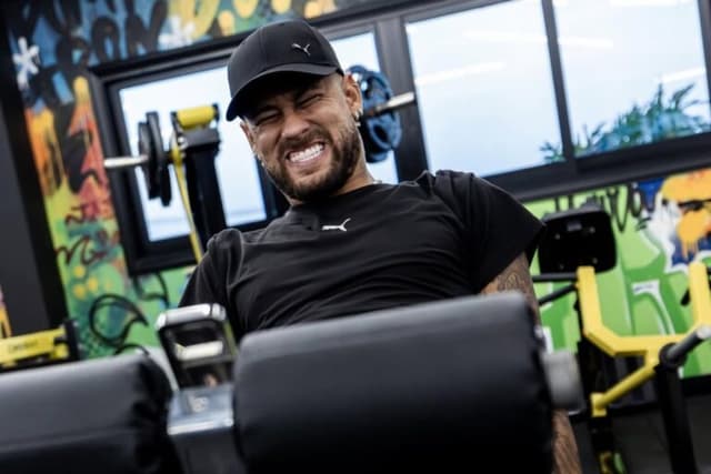 Neymar dá tapa e rasteira em Robinho Jr. durante briga no CT do Santos, relata site