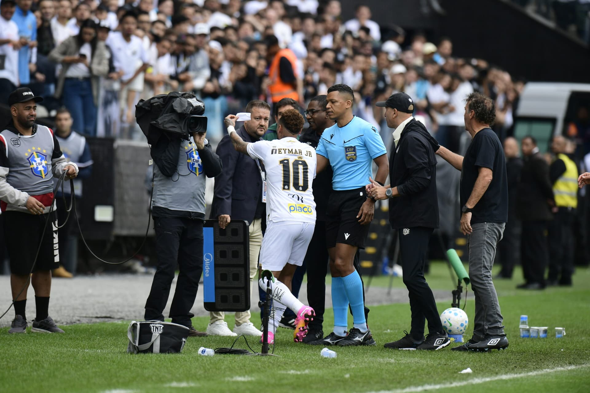Neymar em ação contra o Coritiba, na Neo Química Arena