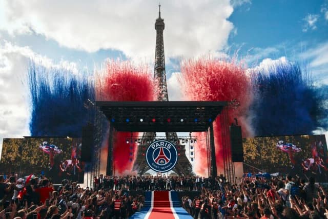 PSG reúne milhares de fãs em Paris para celebrar bicampeonato da Champions