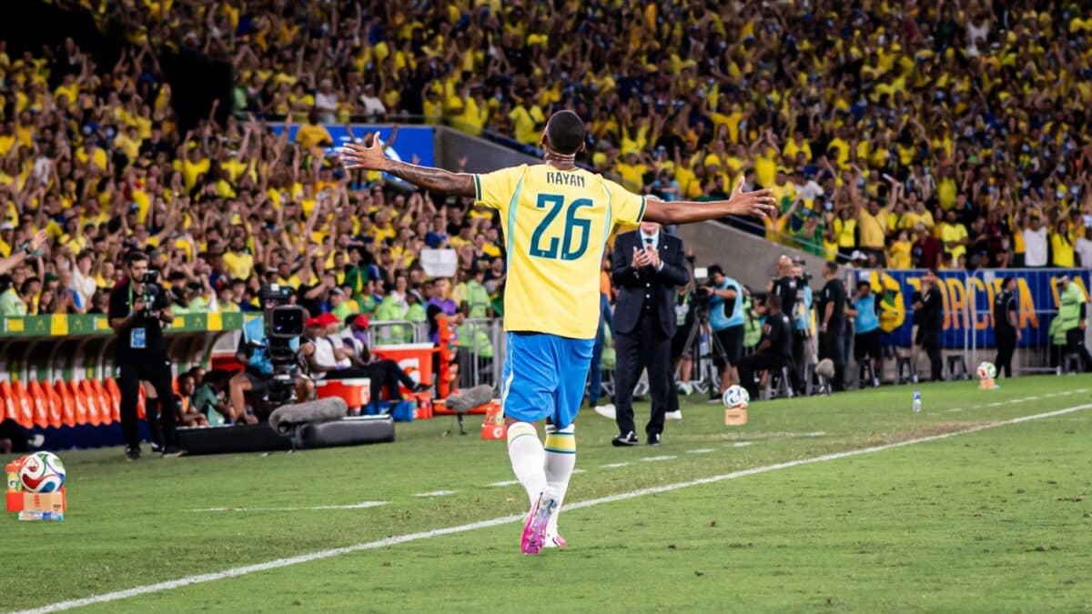 Rayan marca o primeiro gol pela seleção em amistoso no Maracanã