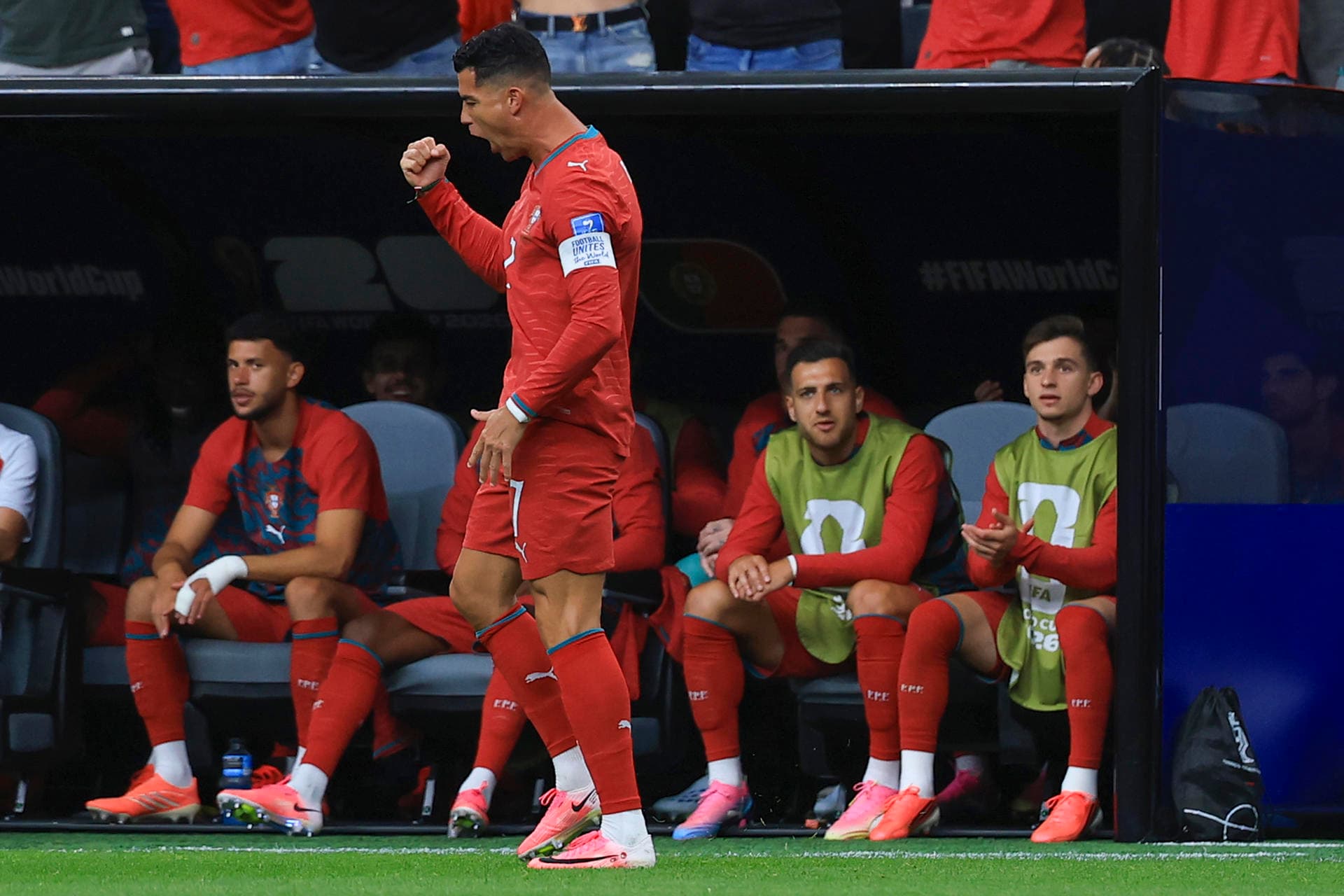 Mordido, Cristiano Ronaldo reage com gols, recorde e coletividade